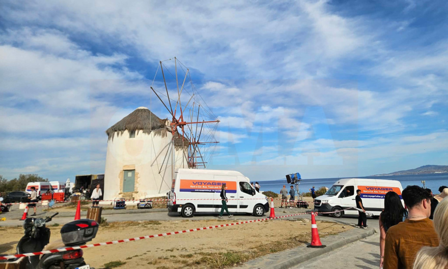 Η Λίλι Κόλινς στους ανεμόμυλους της Μυκόνου για τα γυρίσματα του Emily in Paris, δείτε φωτογραφίες
