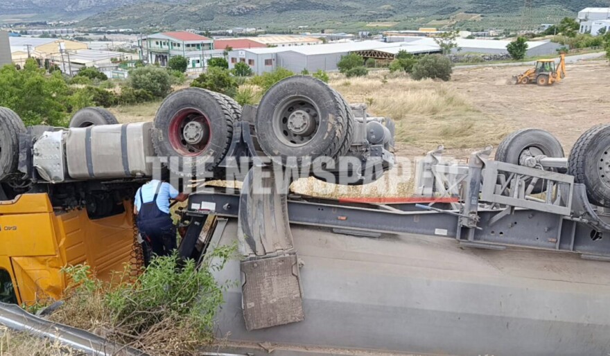 Φορτηγό αναποδογύρισε στην Εθνική Οδό Βόλου - Λάρισας, απεγκλωβίστηκε ο οδηγός, δείτε φωτογραφίες