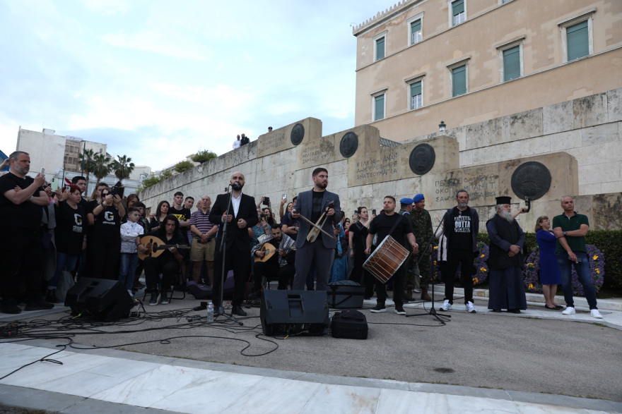 Ο περήφανος χορός των Ποντίων υπό σφοδρή βροχή στο Σύνταγμα: Κορυφώθηκαν οι εκδηλώσεις μνήμης για τη γενοκτονία, δείτε βίντεο
