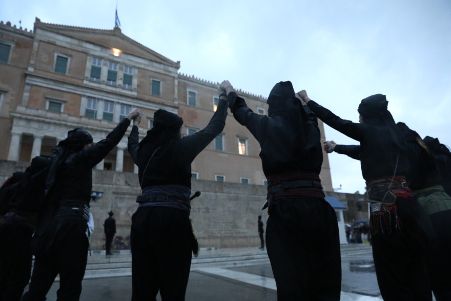 Ο περήφανος χορός των Ποντίων υπό σφοδρή βροχή στο Σύνταγμα: Κορυφώθηκαν οι εκδηλώσεις μνήμης για τη γενοκτονία, δείτε βίντεο
