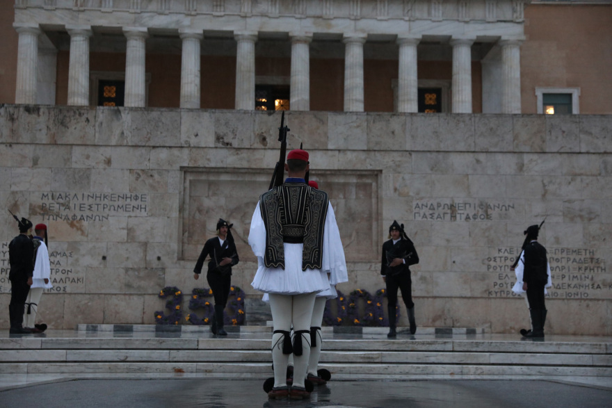 Ο περήφανος χορός των Ποντίων υπό σφοδρή βροχή στο Σύνταγμα: Κορυφώθηκαν οι εκδηλώσεις μνήμης για τη γενοκτονία, δείτε βίντεο
