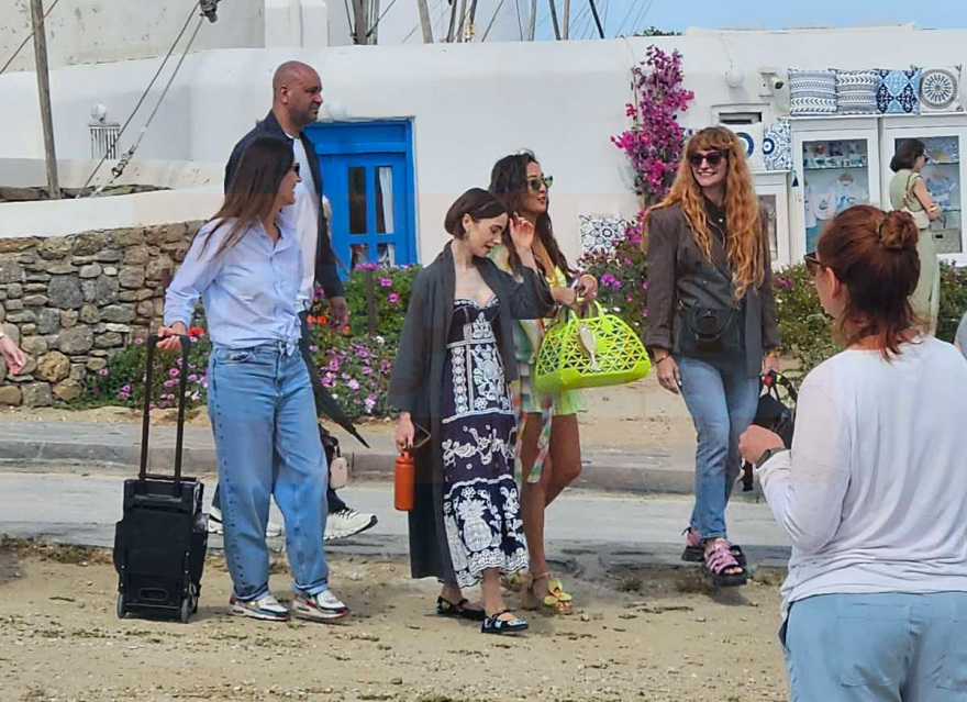 Η Λίλι Κόλινς στους ανεμόμυλους της Μυκόνου για τα γυρίσματα του Emily in Paris, δείτε φωτογραφίες

