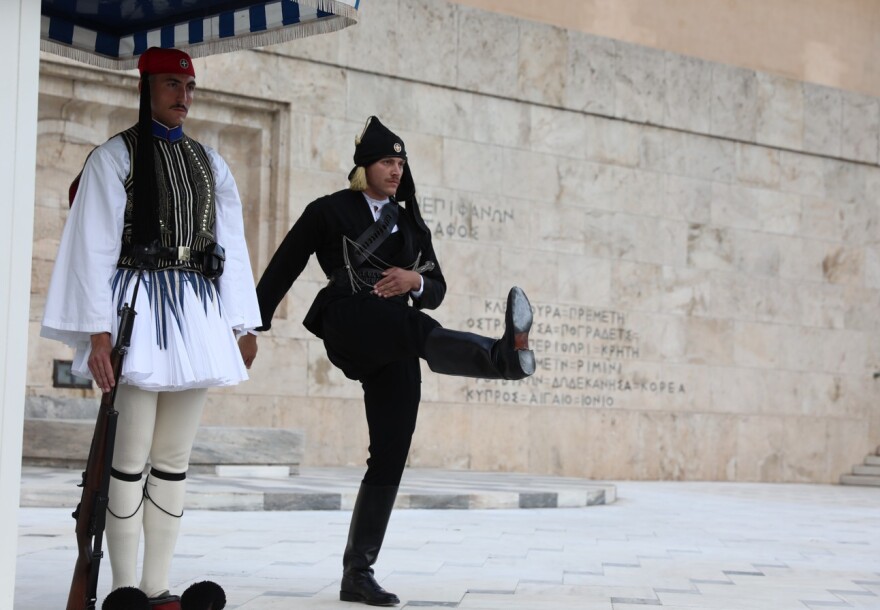 Αλλαγή φρουράς με Εύζωνες να είναι ντυμένοι με την παραδοσιακή ποντιακή φορεσιά, δείτε βίντεο και φωτογραφίες