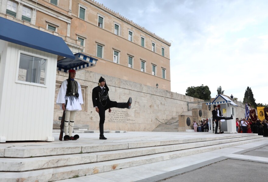 Αλλαγή φρουράς με Εύζωνες να είναι ντυμένοι με την παραδοσιακή ποντιακή φορεσιά, δείτε βίντεο και φωτογραφίες