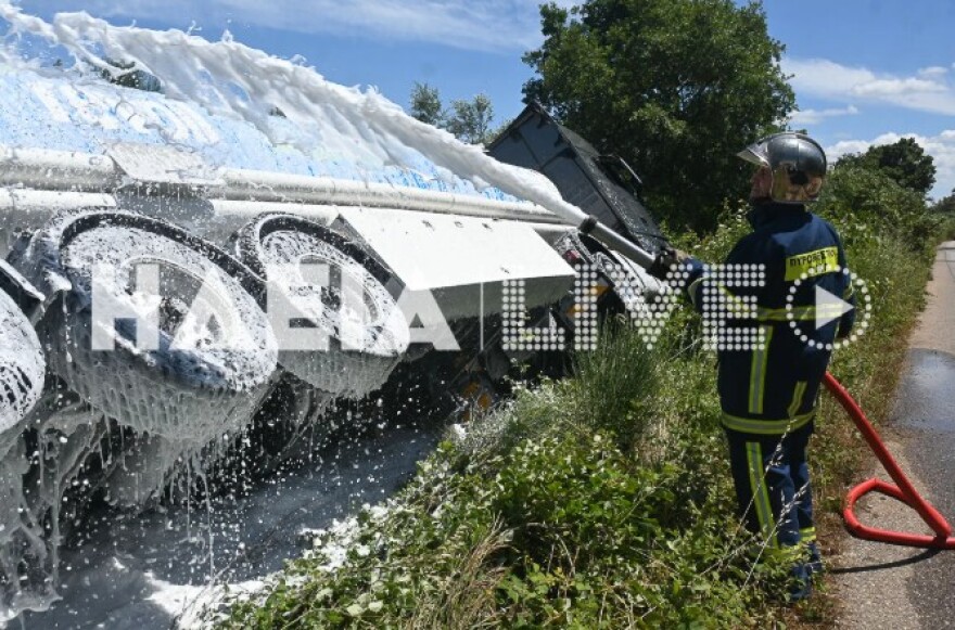 Ανατροπή βυτιοφόρου στην Ηλεία, δημιουργήθηκε ζώνη αποκλεισμού 500 μέτρων υπό τον φόβο ανάφλεξης, δείτε βίντεο και φωτογραφίες