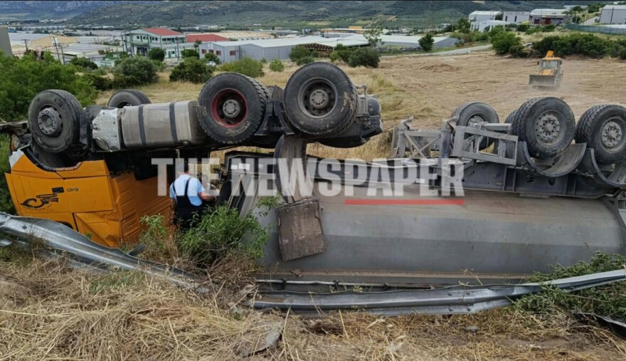 Φορτηγό αναποδογύρισε στην Εθνική Οδό Βόλου - Λάρισας, απεγκλωβίστηκε ο οδηγός, δείτε φωτογραφίες