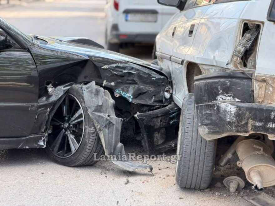 Τροχαίο στη Λαμία, αυτοκίνητο προσέκρουσε σε παρκαρισμένο, δείτε βίντεο και φωτογραφίες