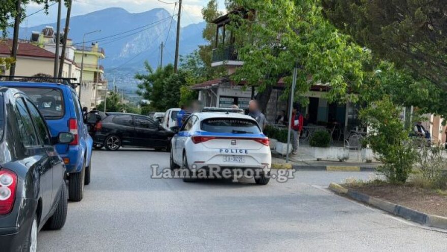 Τροχαίο στη Λαμία, αυτοκίνητο προσέκρουσε σε παρκαρισμένο, δείτε βίντεο και φωτογραφίες