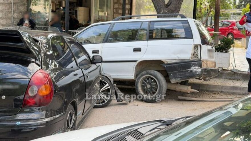 Τροχαίο στη Λαμία, αυτοκίνητο προσέκρουσε σε παρκαρισμένο, δείτε βίντεο και φωτογραφίες