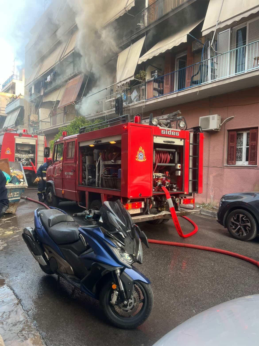 Φωτιά σε διαμέρισμα στη Δραπετσώνα, απομακρύνθηκαν μητέρα και γιος, δείτε βίντεο και φωτογραφίες