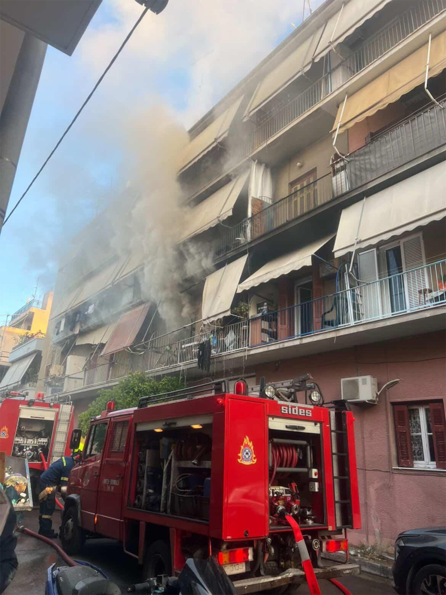 Εκρήξεις και φλόγες παντού: Τα πρώτα δραματικά λεπτά από τη φωτιά στο διαμέρισμα στη Δραπετσώνα, δείτε βίντεο
