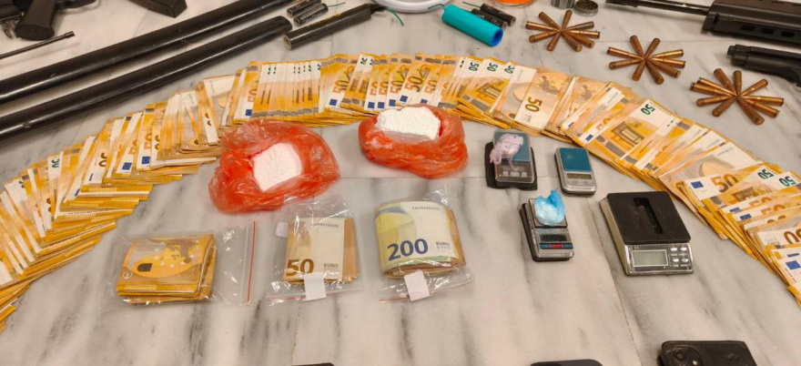 Η στιγμή που η Ασφάλεια Ηρακλείου μπουκάρει σε σπίτια εγκληματικών οργανώσεων, εντοπίστηκαν 9 πολεμικά τυφέκια, σπαθιά και 33.000€, δείτε βίντεο
