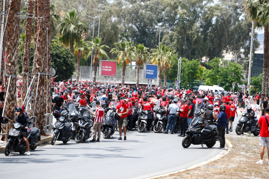 Δείτε εικόνες και βίντεο από τη μηχανοκίνητη πορεία των φίλων του Ολυμπιακού από το Φάληρο προς το ΟΑΚΑ για το Final Four