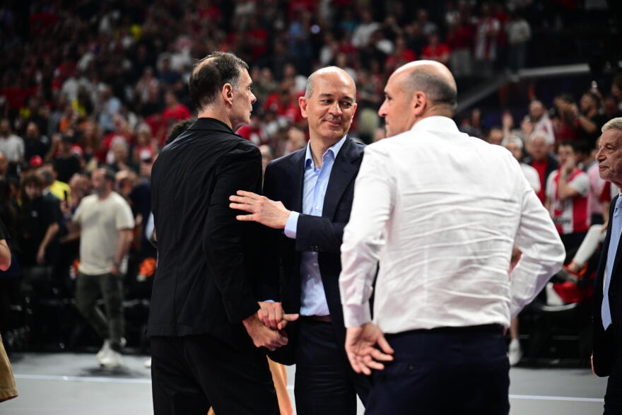 «Τρελά» πανηγύρια μετά την πρόκριση του Ολυμπιακού στον τελικό: Η αντίδραση των Αγγελόπουλων και η αποθέωση του Μπαρτζώκα, βίντεο και φωτογραφίες 