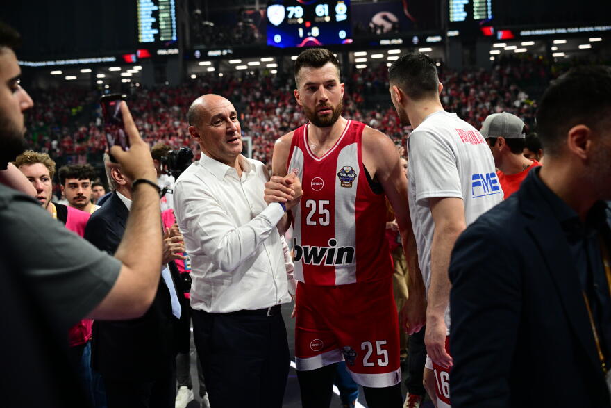 «Τρελά» πανηγύρια μετά την πρόκριση του Ολυμπιακού στον τελικό: Η αντίδραση των Αγγελόπουλων και η αποθέωση του Μπαρτζώκα, βίντεο και φωτογραφίες 