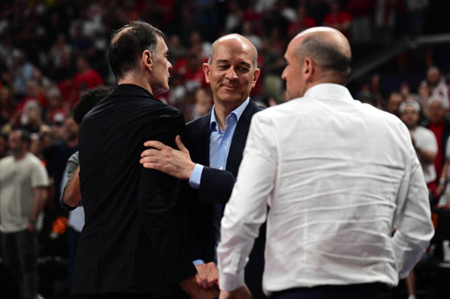 «Τρελά» πανηγύρια μετά την πρόκριση του Ολυμπιακού στον τελικό: Η αντίδραση των Αγγελόπουλων και η αποθέωση του Μπαρτζώκα, βίντεο και φωτογραφίες 
