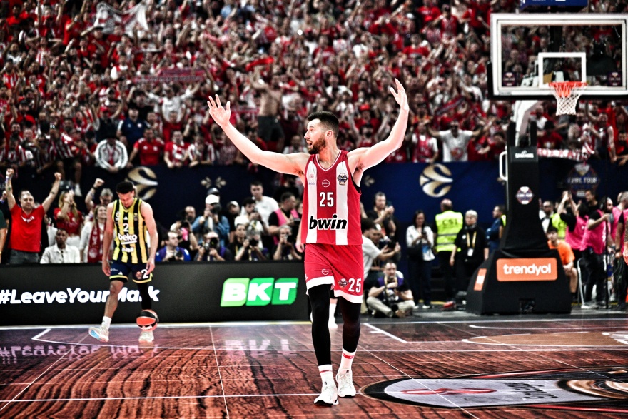 «Τρελά» πανηγύρια μετά την πρόκριση του Ολυμπιακού στον τελικό: Η αντίδραση των Αγγελόπουλων και η αποθέωση του Μπαρτζώκα, βίντεο και φωτογραφίες 