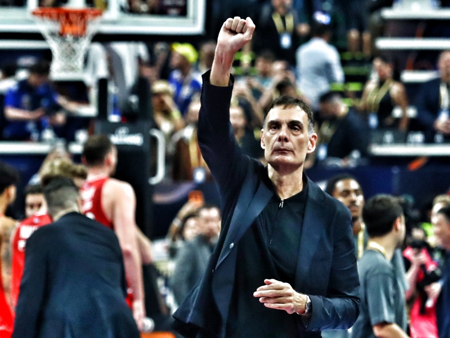 «Τρελά» πανηγύρια μετά την πρόκριση του Ολυμπιακού στον τελικό: Η αντίδραση των Αγγελόπουλων και η αποθέωση του Μπαρτζώκα, βίντεο και φωτογραφίες 