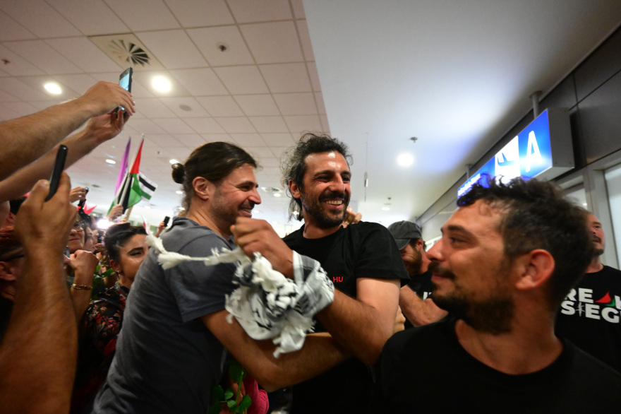 Με μέριμνα του ΥΠΕΞ επέστρεψαν στην Αθήνα οι 19 Έλληνες του Global Sumud Flotilla