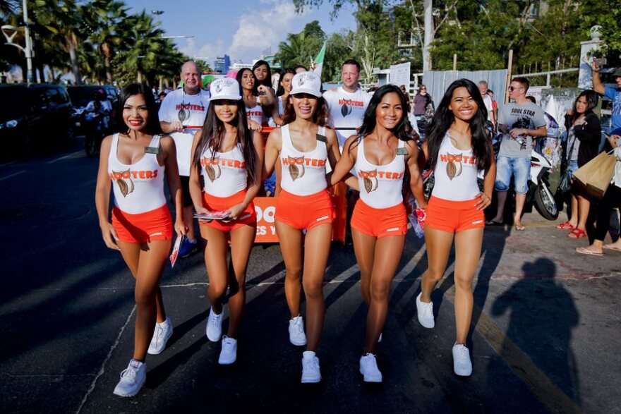Tα Hooters κάνουν rebranding: Από τις γνωστές αποκαλυπτικές στολές, θέλουν να γίνουν ένα μέρος για... οικογένειες