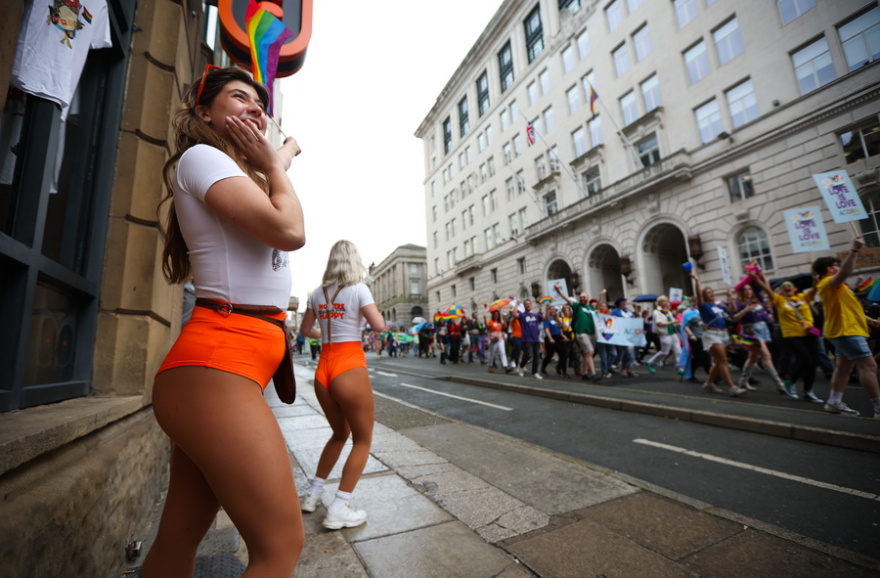 Tα Hooters κάνουν rebranding: Από τις γνωστές αποκαλυπτικές στολές, θέλουν να γίνουν ένα μέρος για... οικογένειες