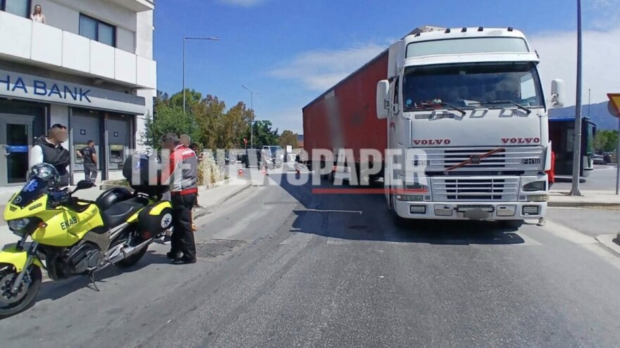 Βόλος: Νταλίκα παρέσυρε πεζή και την τραυμάτισε σοβαρά στο κεφάλι 6 Νταλίκα παρέσυρε πεζή στον Βόλο, τραυματίστηκε σοβαρά στο κεφάλι