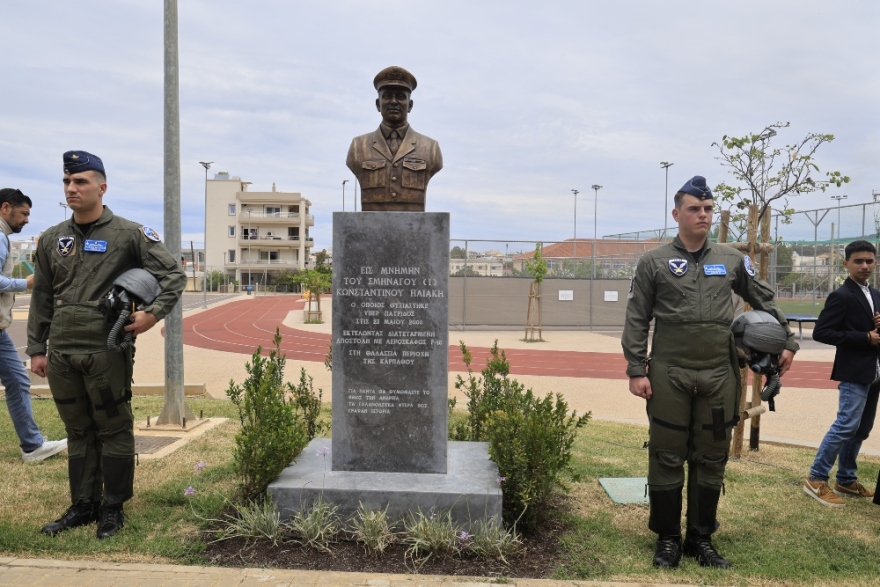 Συγκίνηση στα αποκαλυπτήρια της προτομής του Κώστα Ηλιάκη, 20 χρόνια μετά τον θάνατό του: «Ήταν ο φάρος μας», είπε ο γιος του