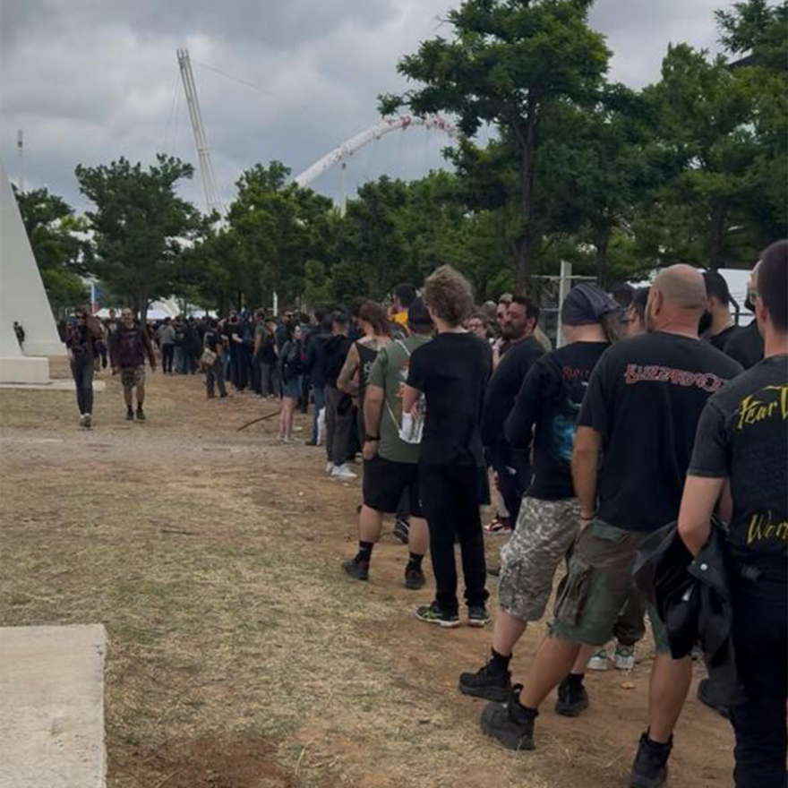 Σε ρυθμούς Iron Maiden απόψε το ΟΑΚΑ: Ξεκίνησαν από νωρίς οι ουρές για την μεγάλη συναυλία, δείτε εικόνες