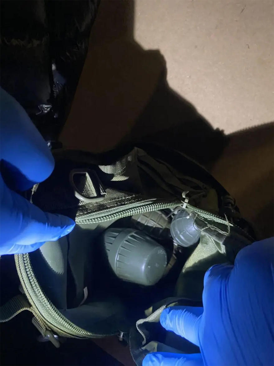 Χειροβομβίδες, πιστόλια και ναρκωτικά: Το οπλοστάσιο που κουβαλούσε ο «Τίτι» όταν τον σταμάτησαν στο Μικρολίμανο 
