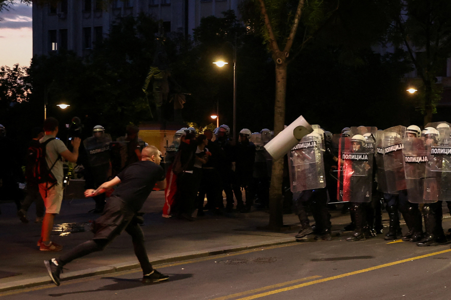 Επεισόδια μετά την μαζική αντικυβερνητική συγκέντρωση των φοιτητών στο Βελιγράδι, δείτε φωτογραφίες

