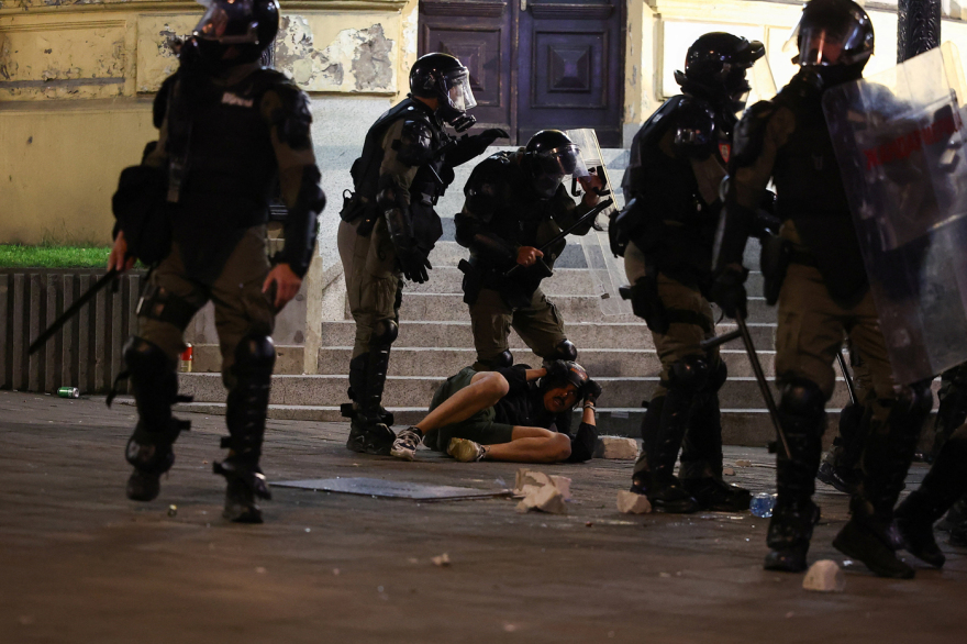 Επεισόδια μετά την μαζική αντικυβερνητική συγκέντρωση των φοιτητών στο Βελιγράδι, δείτε φωτογραφίες
