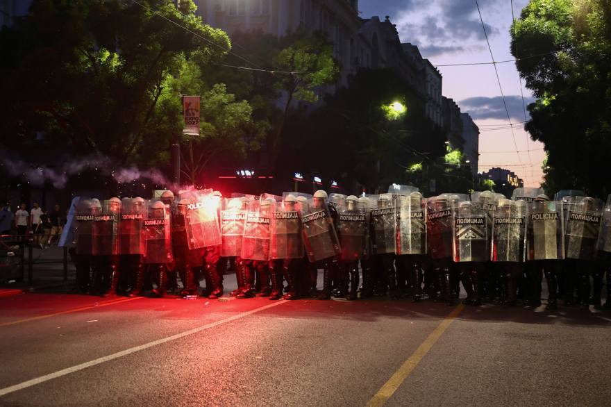 Επεισόδια μετά την μαζική αντικυβερνητική συγκέντρωση των φοιτητών στο Βελιγράδι, δείτε φωτογραφίες
