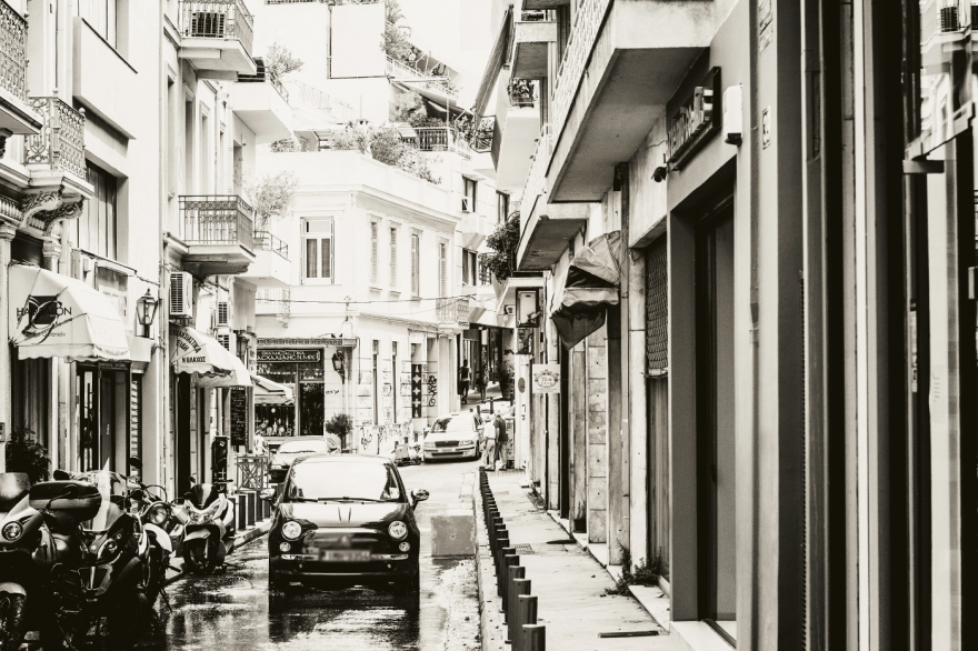 Καβγάδες για τα Airbnb στις πολυκατοικίες: Όταν οι γείτονες καταλήγουν στα δικαστήρια