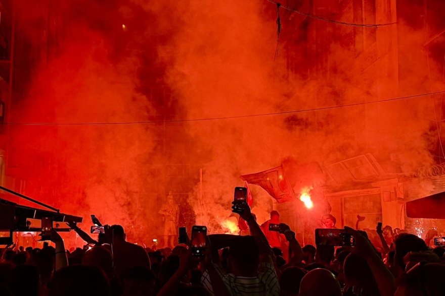 «Φλέγεται» ο Πειραιάς μετά την κατάκτηση της Euroleague από τον Ολυμπιακό, δείτε βίντεο και φωτογραφίες