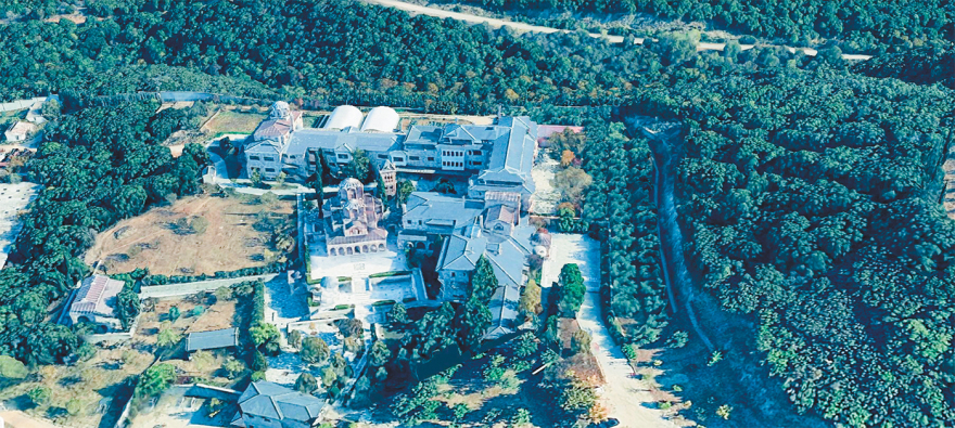 Η «ιερή offshore» της Μονής Εμμαούς με τις βίλες και τα οικόπεδα