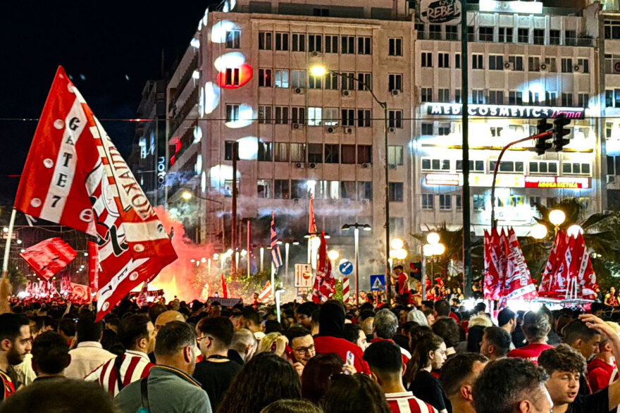 Ξέφρενοι πανηγυρισμοί στο Πασαλιμάνι για το 16ο πρωτάθλημα του Ολυμπιακού στο μπάσκετ