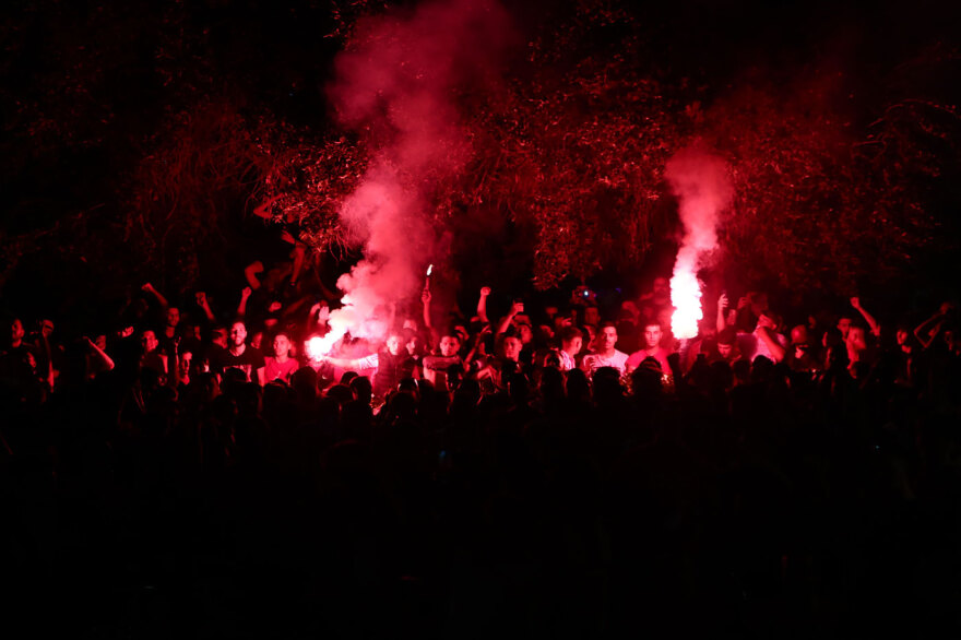 Ξέφρενοι πανηγυρισμοί στο Πασαλιμάνι για το 16ο πρωτάθλημα του Ολυμπιακού στο μπάσκετ