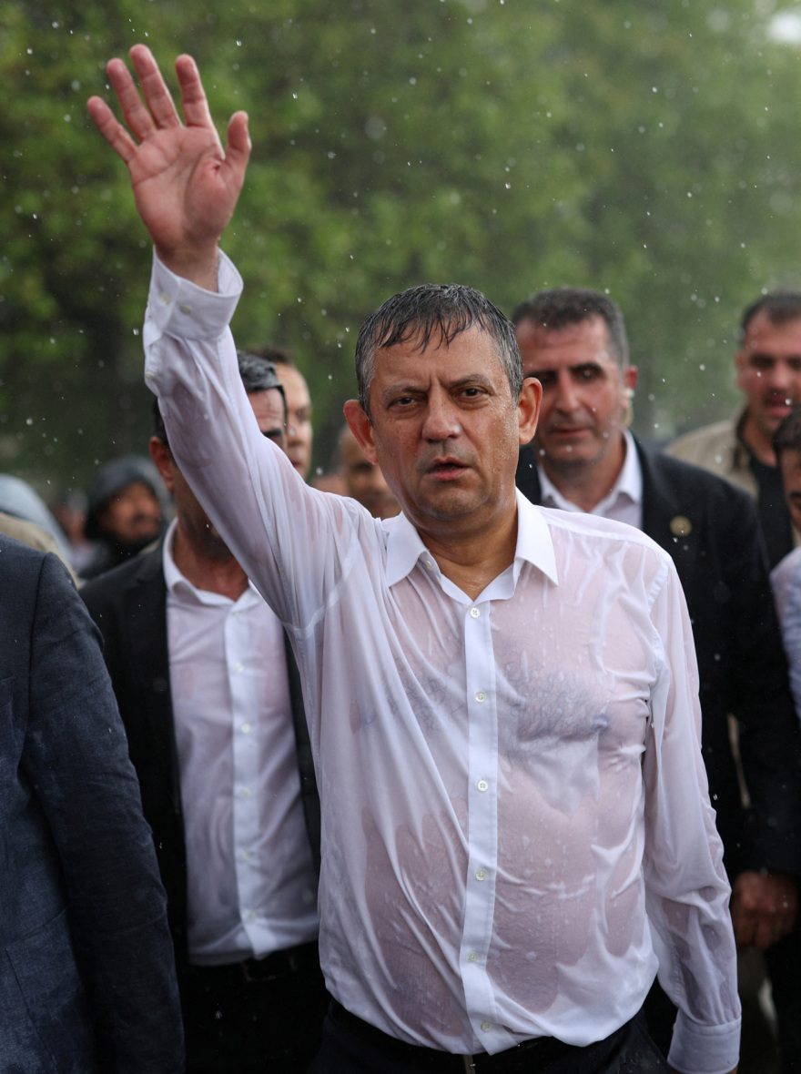 Πορεία προς την Εθνοσυνέλευση υπό βροχή έκανε ο Οζέλ μετά τα επεισόδια στα γραφεία του CHP, δείτε βίντεο