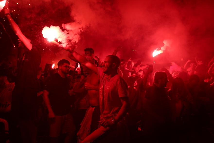 «Φλέγεται» ο Πειραιάς μετά την κατάκτηση της Euroleague από τον Ολυμπιακό, δείτε βίντεο και φωτογραφίες