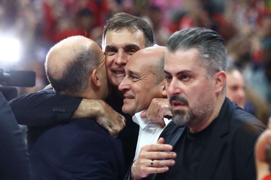 Οι Αγγελόπουλοι πανηγύρισαν το 4ο ευρωπαϊκό του Ολυμπιακού με τη μητέρα τους, δείτε φωτογραφίες