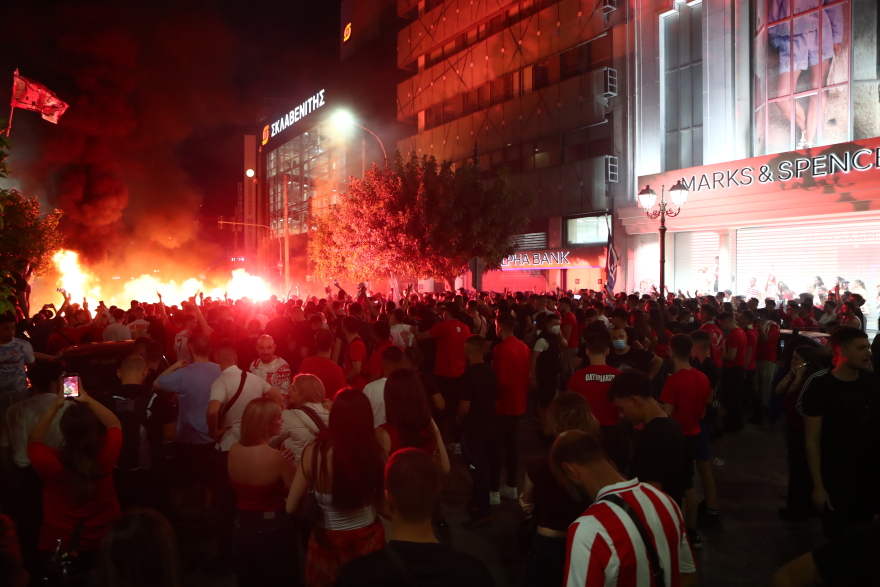 Από τη Λαμία μέχρι την Πάτρα κι από τη Σάμο έως το Ηράκλειο: «Πάρτι» σε όλη την Ελλάδα για την κατάκτηση της Euroleague από τον Ολυμπιακό, βίντεο και φωτογραφίες