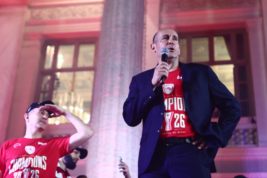 O Ολυμπιακός έβαλε «φωτιά» σε όλη την Ελλάδα για την κατάκτηση του 4ου ευρωπαϊκού: Το πάρτι στον Πειραιά κράτησε μέχρι το πρωί, δείτε βίντεο