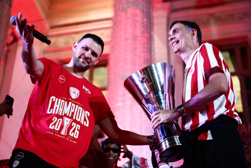 O Ολυμπιακός έβαλε «φωτιά» σε όλη την Ελλάδα για την κατάκτηση του 4ου ευρωπαϊκού: Το πάρτι στον Πειραιά κράτησε μέχρι το πρωί, δείτε βίντεο