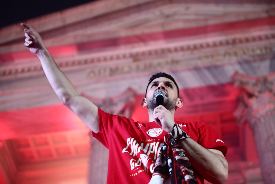 O Ολυμπιακός έβαλε «φωτιά» σε όλη την Ελλάδα για την κατάκτηση του 4ου ευρωπαϊκού: Το πάρτι στον Πειραιά κράτησε μέχρι το πρωί, δείτε βίντεο