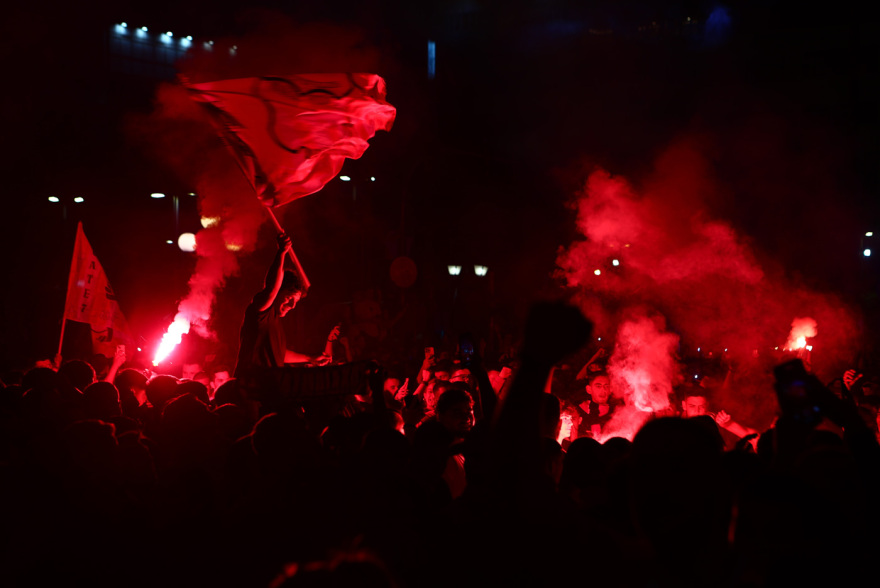 O Ολυμπιακός έβαλε «φωτιά» σε όλη την Ελλάδα για την κατάκτηση του 4ου ευρωπαϊκού: Το πάρτι στον Πειραιά κράτησε μέχρι το πρωί, δείτε βίντεο
