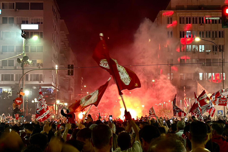 «Φλέγεται» ο Πειραιάς μετά την κατάκτηση της Euroleague από τον Ολυμπιακό, δείτε βίντεο και φωτογραφίες