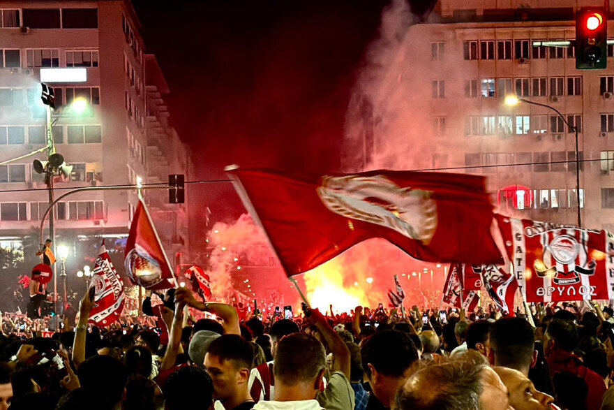 «Φλέγεται» ο Πειραιάς μετά την κατάκτηση της Euroleague από τον Ολυμπιακό, δείτε βίντεο και φωτογραφίες