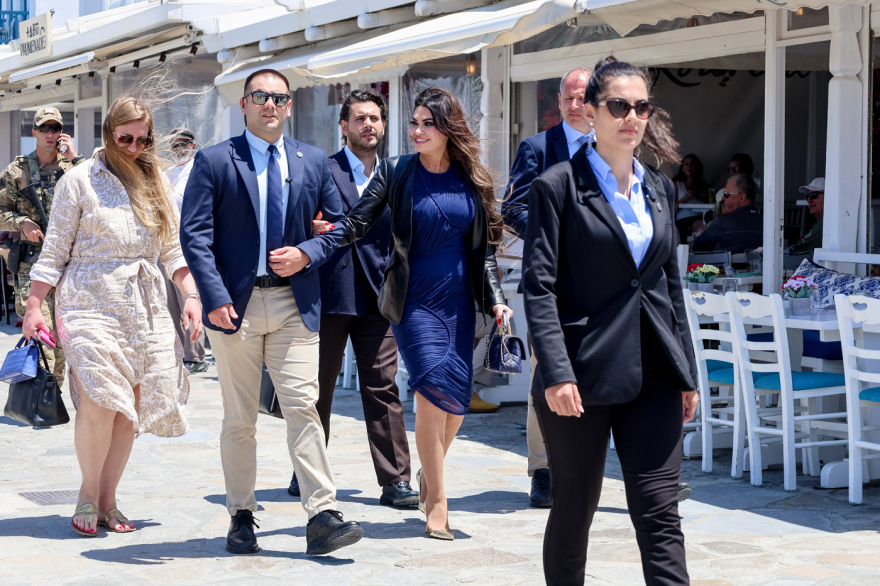 Στη Μύκονο η Κίμπερλι Γκιλφόιλ: Η βόλτα στον Γιαλό, η ανθοδέσμη, ο πελεκάνος και οι selfies
