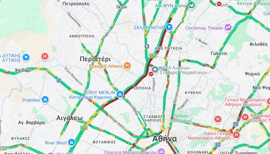 Μποτιλιαρισμένη η άνοδος του Κηφισού, έπεσαν μπάζα από φορτηγό στο οδόστρωμα