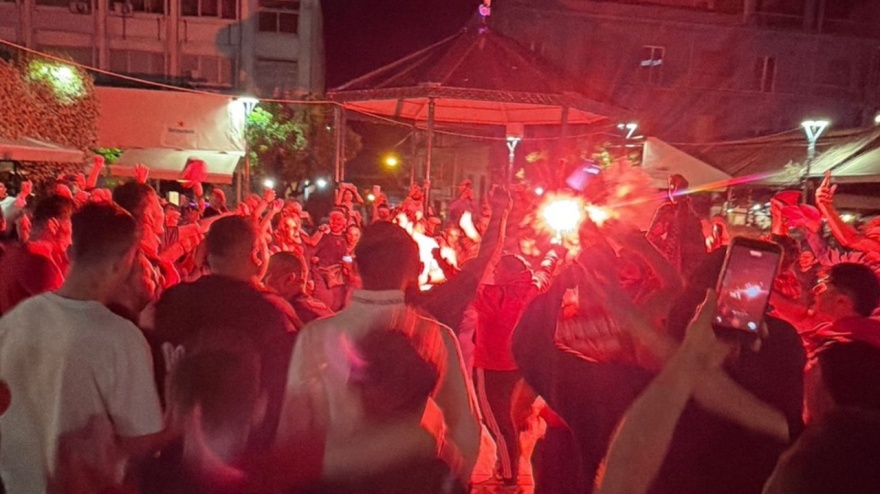 O Ολυμπιακός έβαλε «φωτιά» σε όλη την Ελλάδα για την κατάκτηση του 4ου ευρωπαϊκού: Το πάρτι στον Πειραιά κράτησε μέχρι το πρωί, δείτε βίντεο